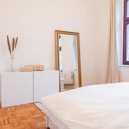 Helle, Ruhige In Mit Sehr Guter Anbindung Und Balkon *