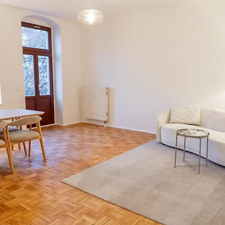 Helle, Ruhige In Mit Sehr Guter Anbindung Und Balkon